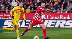 西甲德容续约锁定，曼联引援受阻红魔中场补强难题加剧